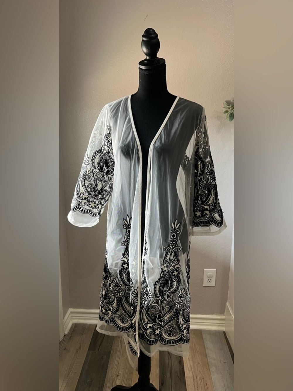 Beachy White Black Embroidered Paisley Swim Coverup Shawl Mechant Sz M TC0410